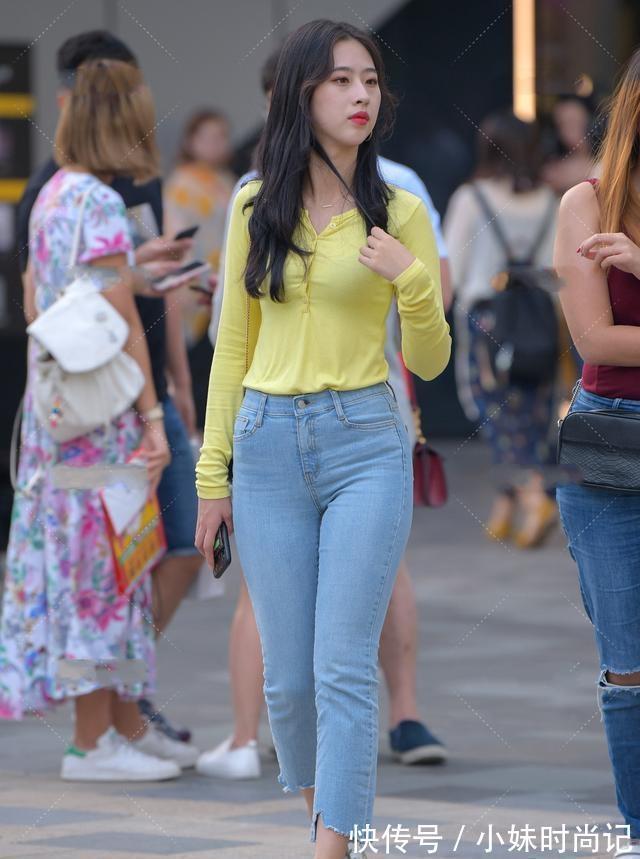 蕾丝|黄色活泼上衣搭配浅蓝色牛仔裤,自然舒适,甜美动人