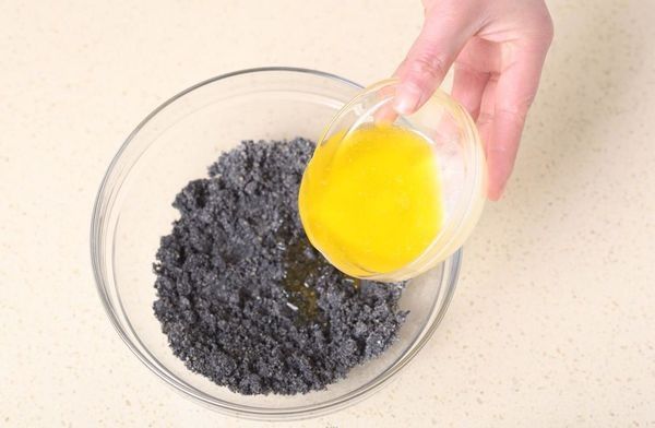  黑芝麻与糯米粉的巧妙混合，令人垂涎欲滴，一吃就上瘾