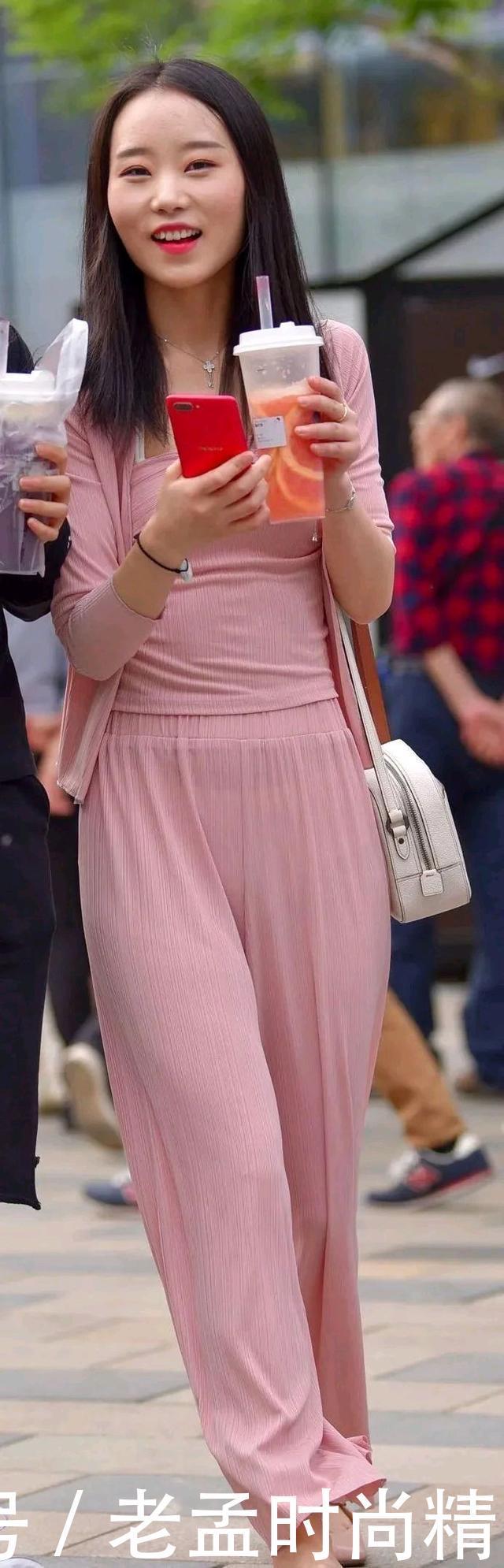 街拍:浅粉色阔腿裤,不仅能凸显小姐姐的温柔气质,还不挑身材,好驾驭