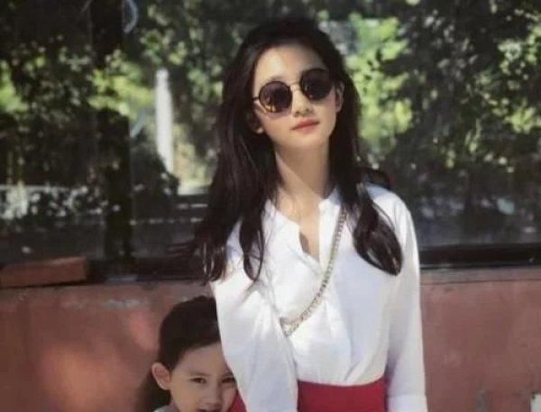 13岁黄多多被吐槽太成熟？看到小沈阳12岁的女儿，小巫见大巫！