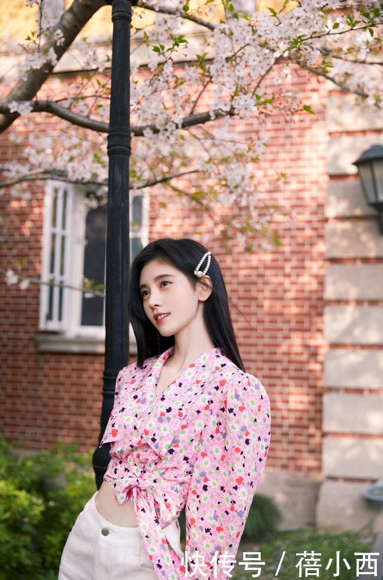 谢杏芳|谢杏芳真是自带超模气场,穿印花衬衫配阔腿裤,退役后气质大不同