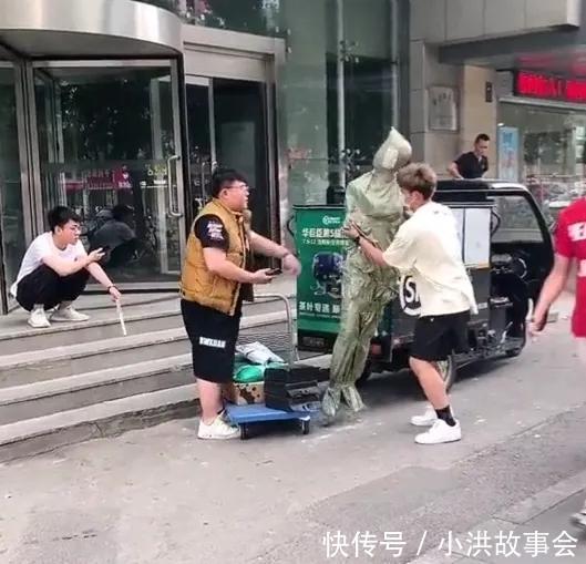 |段子成真!沈阳一男子网购人形“玩偶”,填错地址,商场大型社死