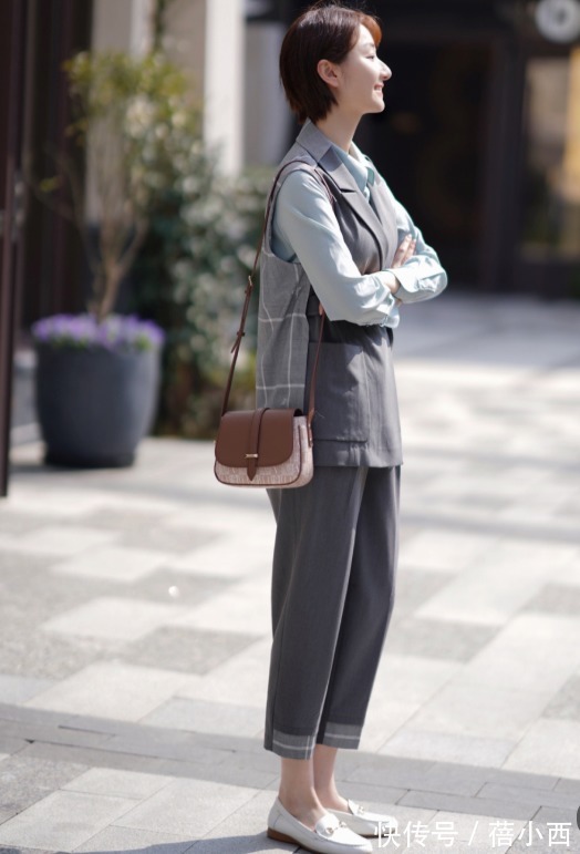 毛衣|时尚达人现在穿的鞋子不再是小白鞋,而是乐福鞋,简约高级有气质