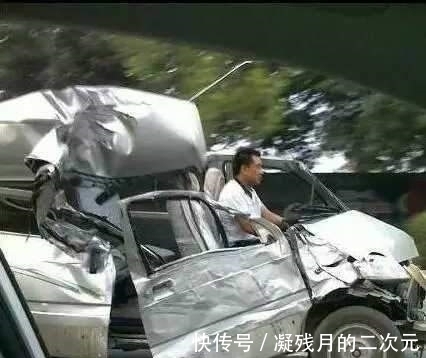 |搞笑GIF:大哥你带着两个美女跑起来,真像个三百斤的胖子