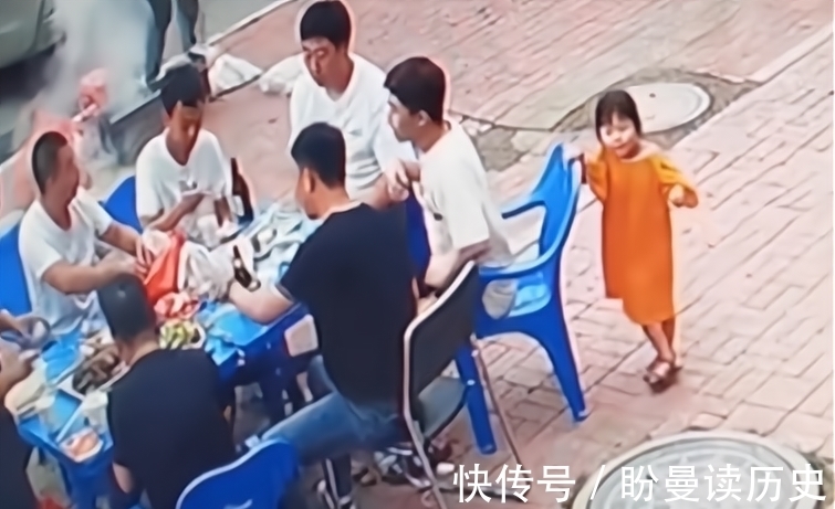 天津|天津一女孩抽走老爸凳子，爸爸栽倒瘫坐地上发懵：小棉袄漏风了！