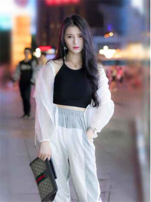 面容|街拍长发美女身穿休闲装,尊贵的面容,魅力十足