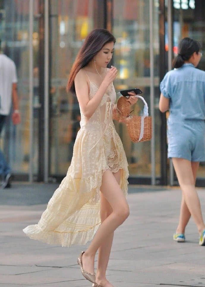 街拍:美女纤细修长,时尚靓丽,身姿曼妙曲线玲珑