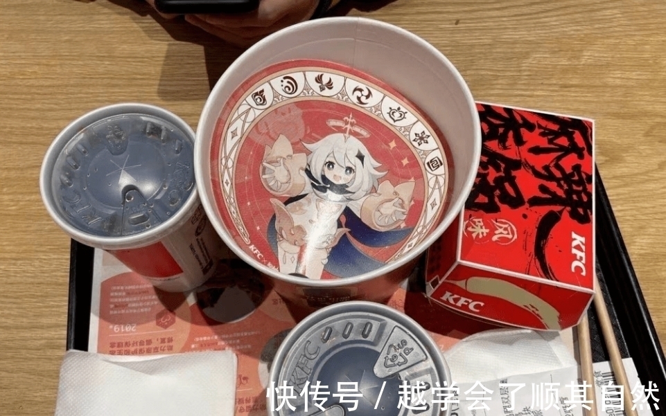 徽章|原神联动KFC福利少?纸桶能做成动漫立牌,徽章坐等升值