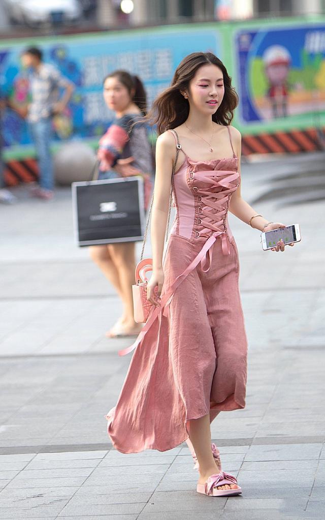 自带|美女街拍:优雅的长裙自带女神气场,更能展现优美的S曲线