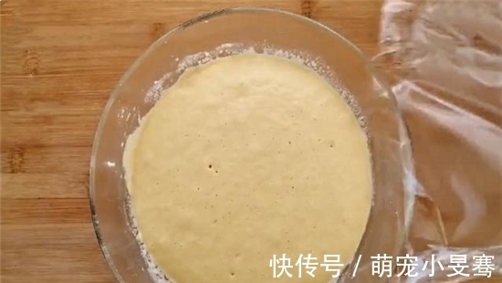 家里有面粉,别再做面包了,这样做比面包还好吃,香甜松软,解馋