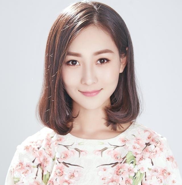 短发 女人如果上了年纪,这3种发型别留了,不仅显老还显得脸很大!