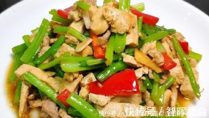 炒芹菜时，有人直接炒，有人焯水，都不对，教你正确做法，太香了