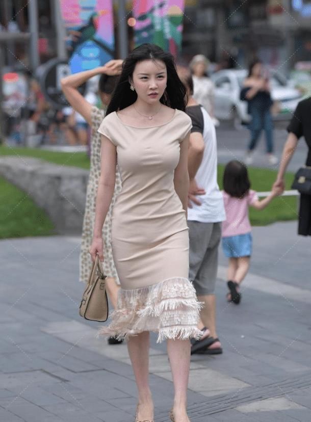 贵妇逛街“真奢侈”，把拖布围在裙子上，怪不得路人都不敢靠近