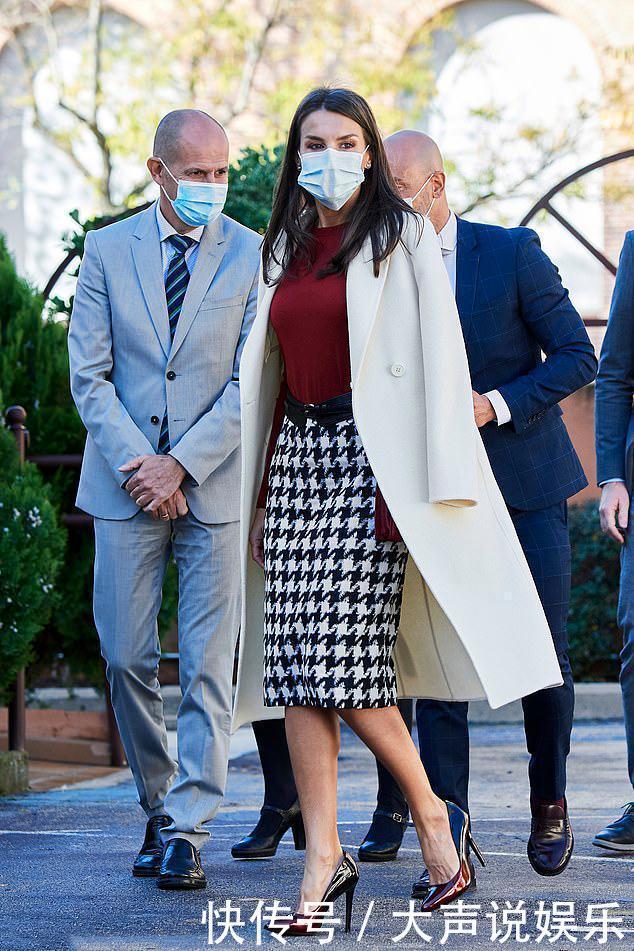 西班牙王后真会穿，乳白色“呢大衣”配红针织衫，美得高级又醒目