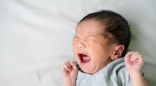 入睡|2-3个月的宝宝一到半夜就大哭,父母做好这些,安静入睡一整夜