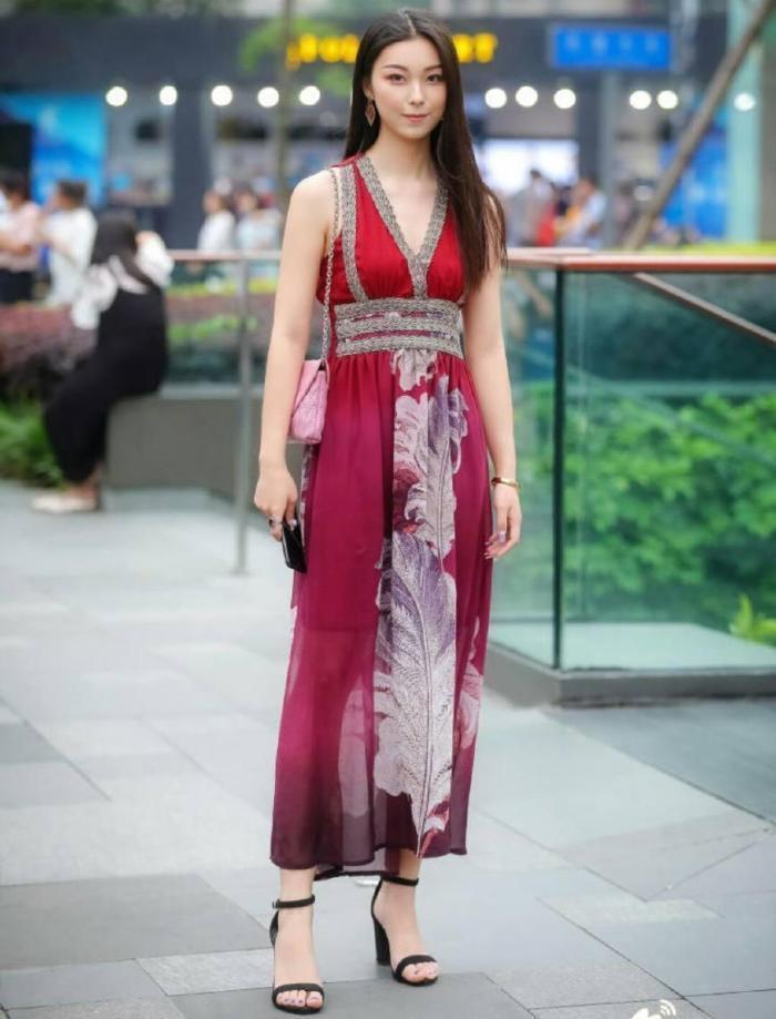 裙子穿出|美女街拍:女模特气场太大,引众人瞩目,谁不服?