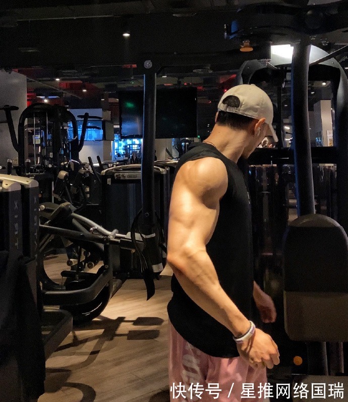 健身房|麒麟臂健壮如腿,胸肌咄咄逼人,啤酒火锅没在身上留一点痕迹!