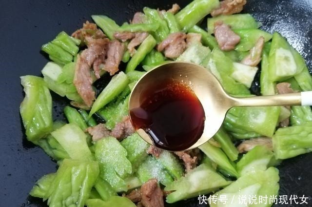 夏天最该吃的，不是黄瓜而是它，清热解暑，清心明目，全家爱吃！