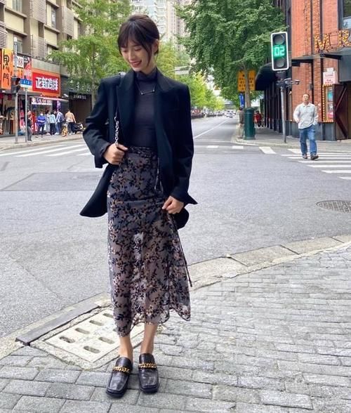 最近有种“内搭”很火，叫“黑色打底衫＋半裙”，配什么外套都美