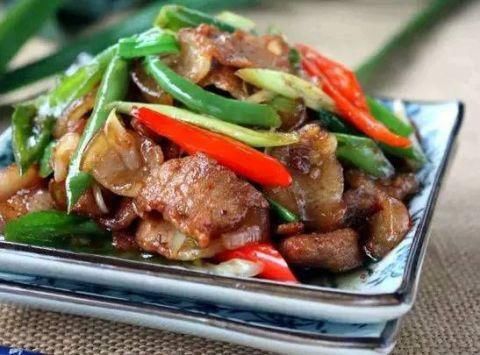 美食推荐：麻辣鸡翅、家常小炒肉、烧椒茄子的做法