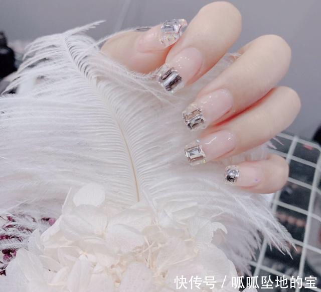 漂亮|换上一款漂亮的透明美甲,让你的指尖仙气满满,档次一下提升了