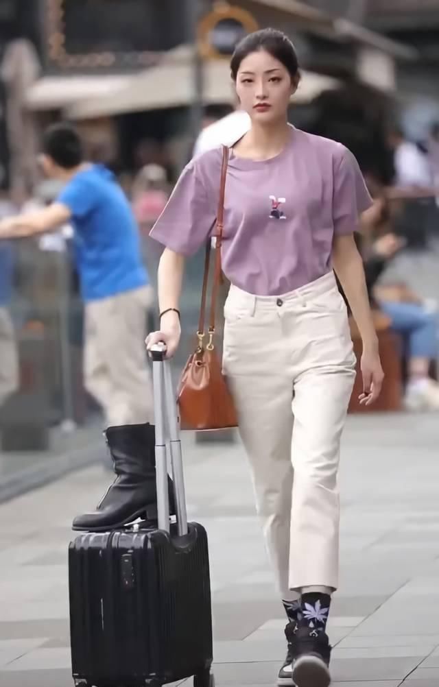 街拍美女小姐姐的搭配还是非常清爽的，双腿看上去很修长呢