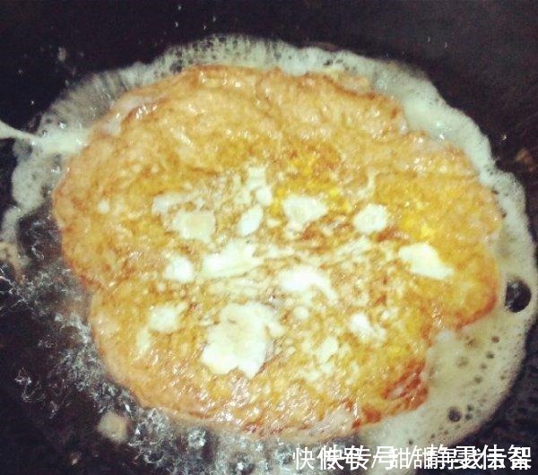 味道|煎鸡蛋时，最忌讳直接下锅，多做1个步骤，鸡蛋金黄味道更棒！