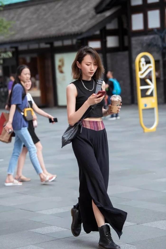 街拍:肤白似雪的小姐姐,美的光彩耀人让人惊艳