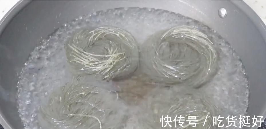 包菜|原来包菜炒粉是这么做的，难怪以前做的粘锅还不好吃，技巧都在这