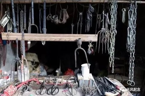 诗仙李白$李白到铁匠铺喝酒,诗兴大发写下一副上联,酒醒后却对不出下联