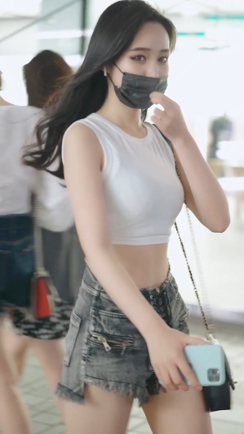 街拍,美女穿简单的白色圆领小背心,美丽大方