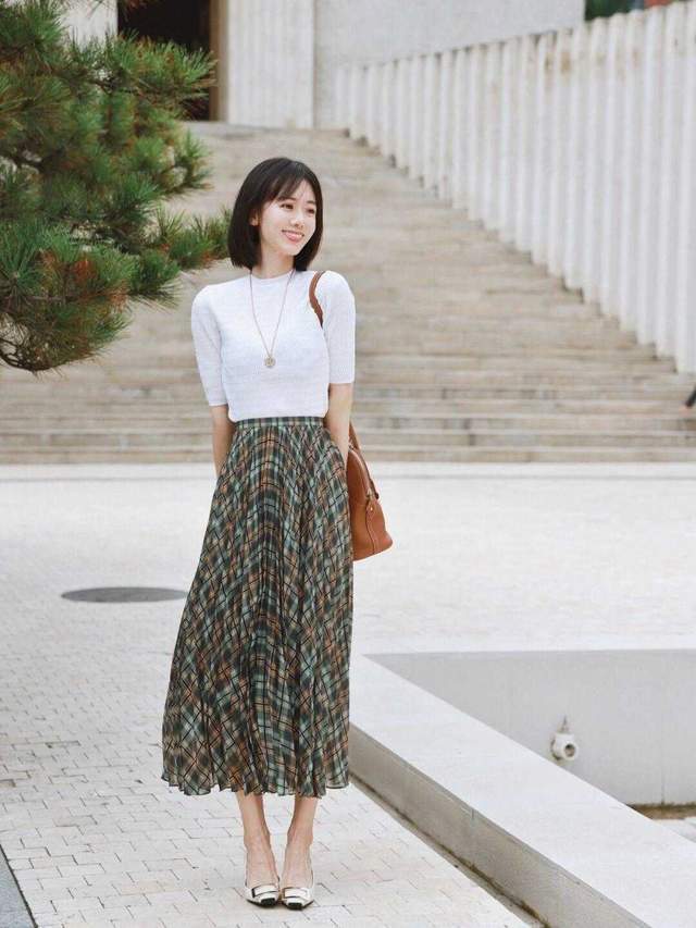 牛仔裤|普通女孩如何穿搭?白色衬衫搭配牛仔裤,也可以很精致又洋气