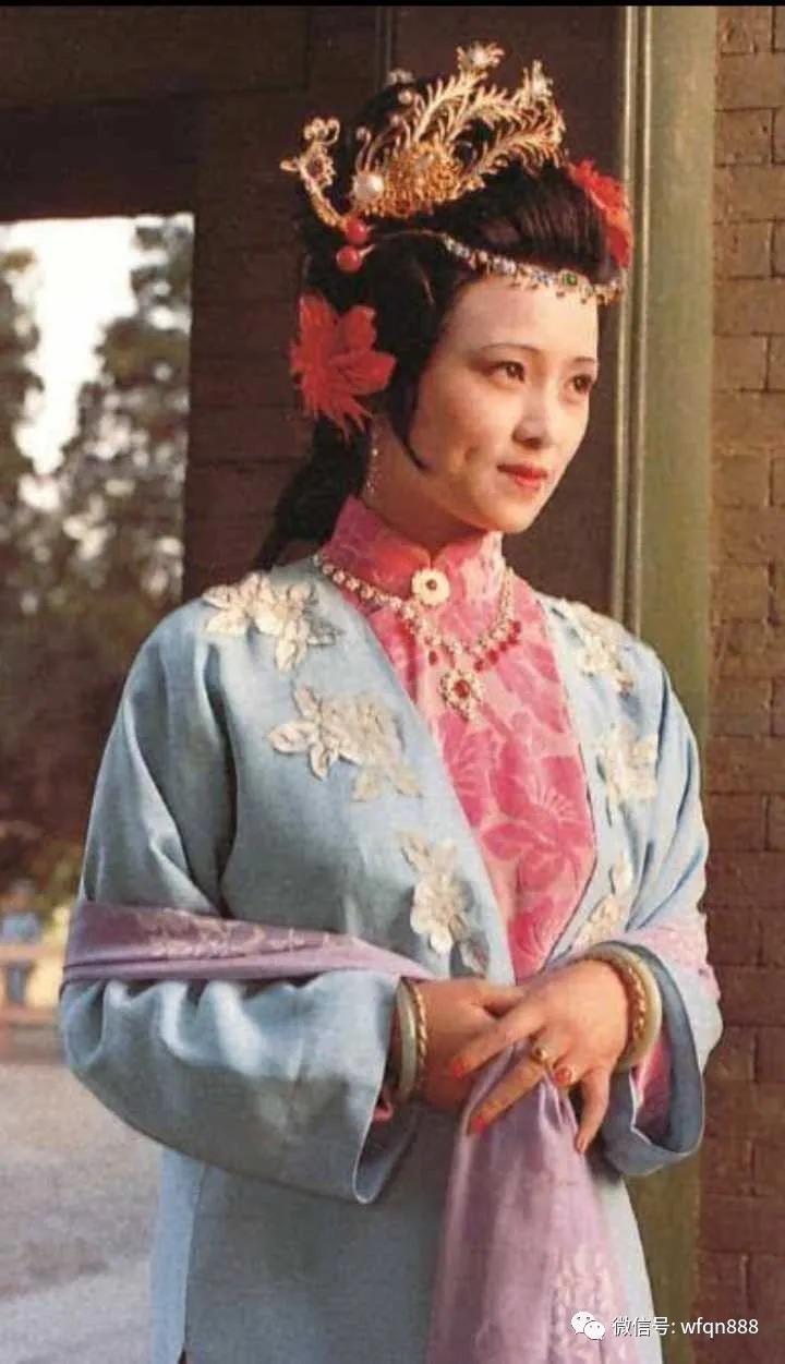 薛蟠@為何秦可卿一日要換好幾遍衣裳?書中沒明說,薛蟠卻說出實(shí)情