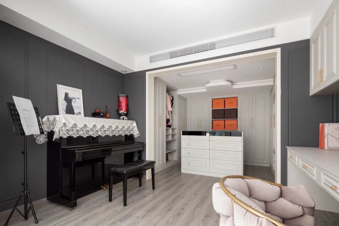 天花|360㎡现代轻奢,有琴房、有舞蹈室,还有独特的楼梯,设计很情趣