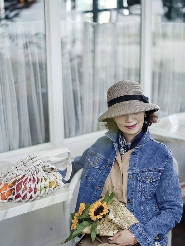 无袖衫 年近60岁却美得优雅,这位中老年妈妈的“气质”穿搭,真值得学