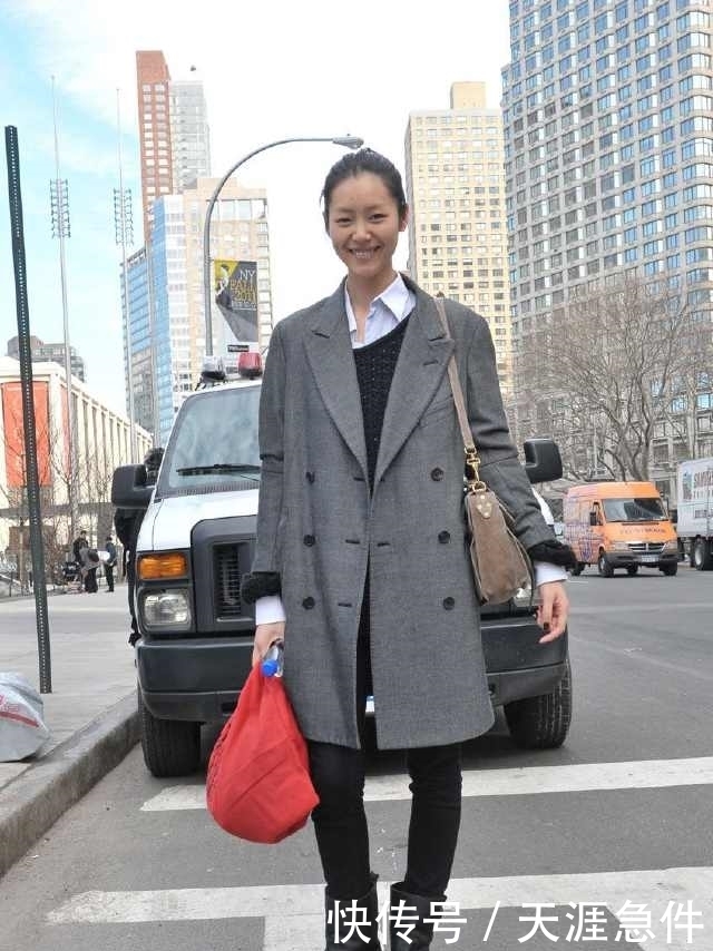 冬天穿平底鞋配大衣,太好看了,刘雯就是这样穿的,冬天一样很美