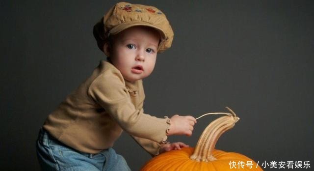 妈妈让两岁儿子去外婆家借酱油,结果儿子犯迷糊,拎回来一只鸡!