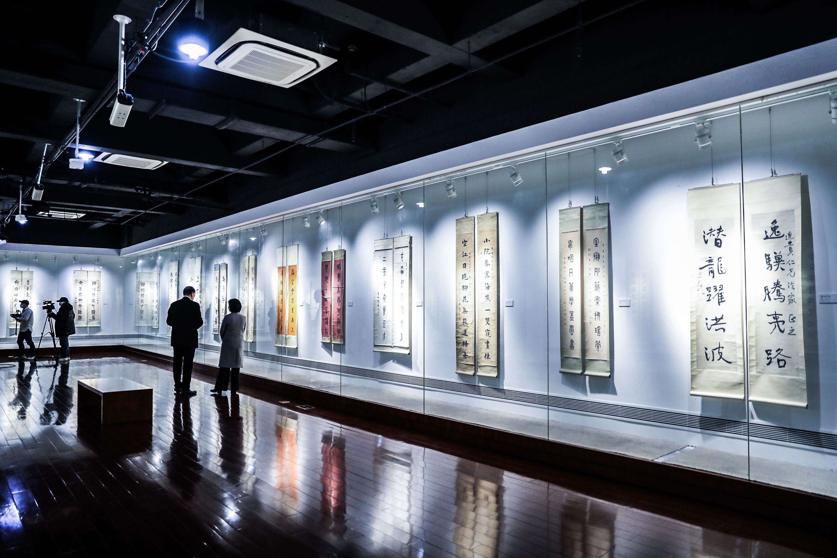 高校@视频|上海市高校“渊雷杯”师生楹联书法作品展举行:把吉祥带回家,将传统留下