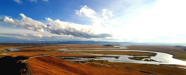 高原|这个地方被称为松潘高原，是西北高原的绿洲、扎营卢加草原、秀美牛羊成群的