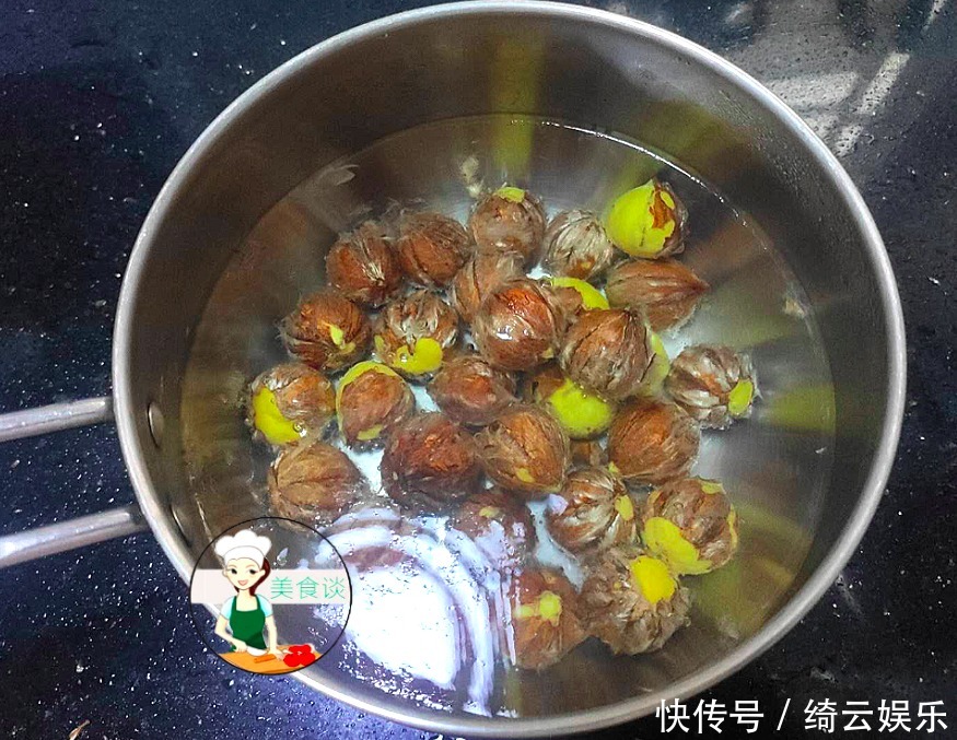 煮银耳汤时,掌握好一个技巧,银耳汤出胶质爽滑浓稠,比买的好喝