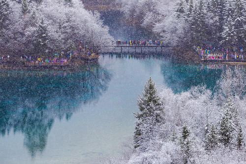 九寨沟迎来春雪 蓝白呼应造就梦幻冰雪世界