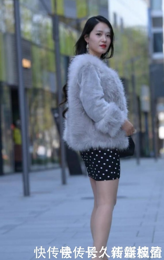 成熟女人穿貂配短裙,皮肤白皙惹人爱,一双美腿真吸精睛!