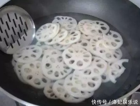 发黑|炒藕片时,直接焯水是大错!多做1步,莲藕清脆爽口不发黑