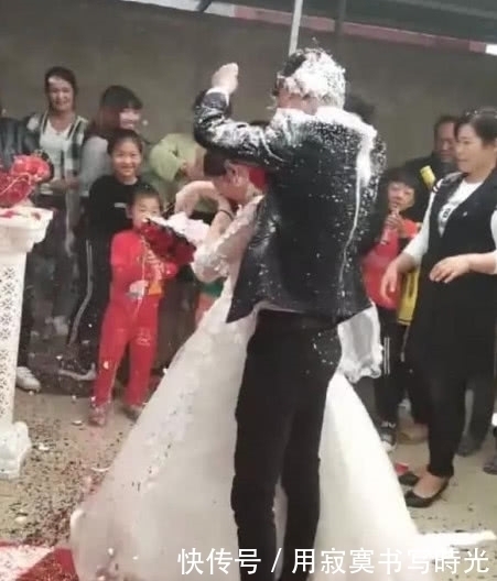新郎|全网“最闹”婚礼,新人被泡沫洒满全身,新郎举动暴露人品