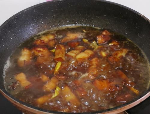 家常|红烧肉的家常做法，不用焯水也不炒糖色，肥而不腻入口化