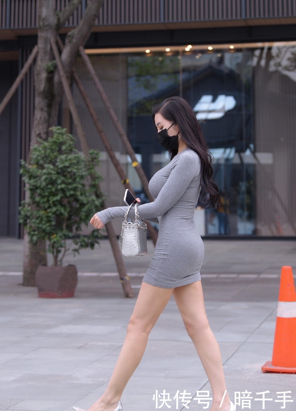 位女生|出行选择修身简约型的裙装,大方耐看,谁穿谁美