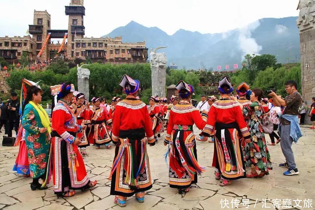 莎朗|2021端午,四川茂县民众载歌载舞欢度羌族“瓦尔俄足”节