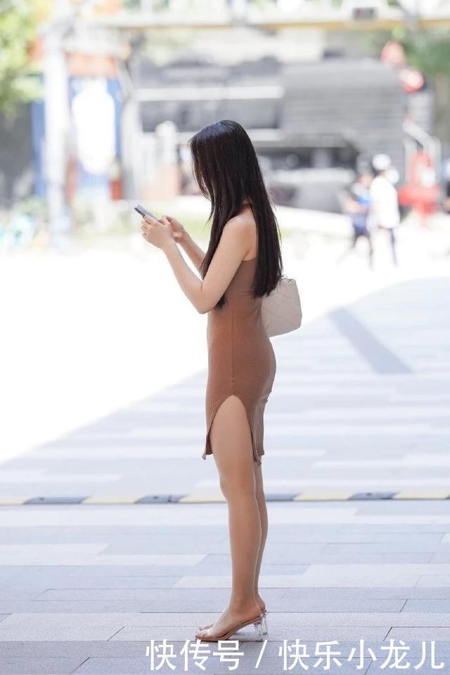 简约|颜值超高的小姐姐,一件连衣裙解决穿搭,简约风也能很好看