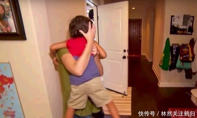 婴儿|儿科医生孩子平时4行为,暗示大脑发育快,占一个也好,恭喜