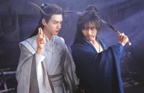 王俊凯刘昊然新综首播热度高，却因身材问题引争议，被指不像少年